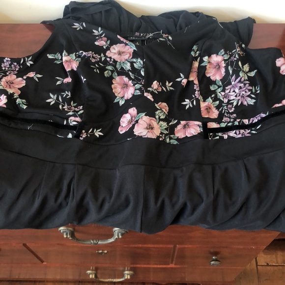 Torrid Women’s Size 4 Black and Floral Jumpsuit NWT - Picture 8 of 11